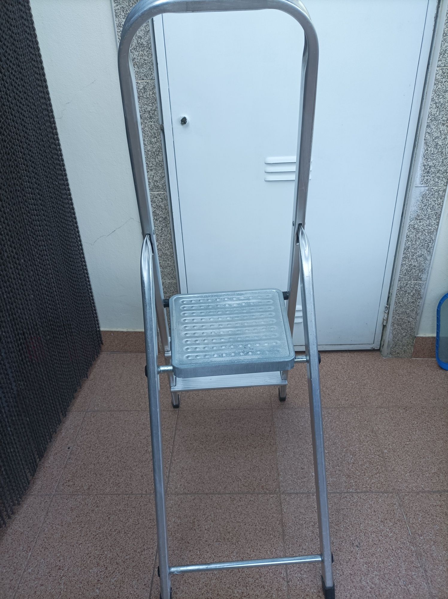 Escadote três degraus