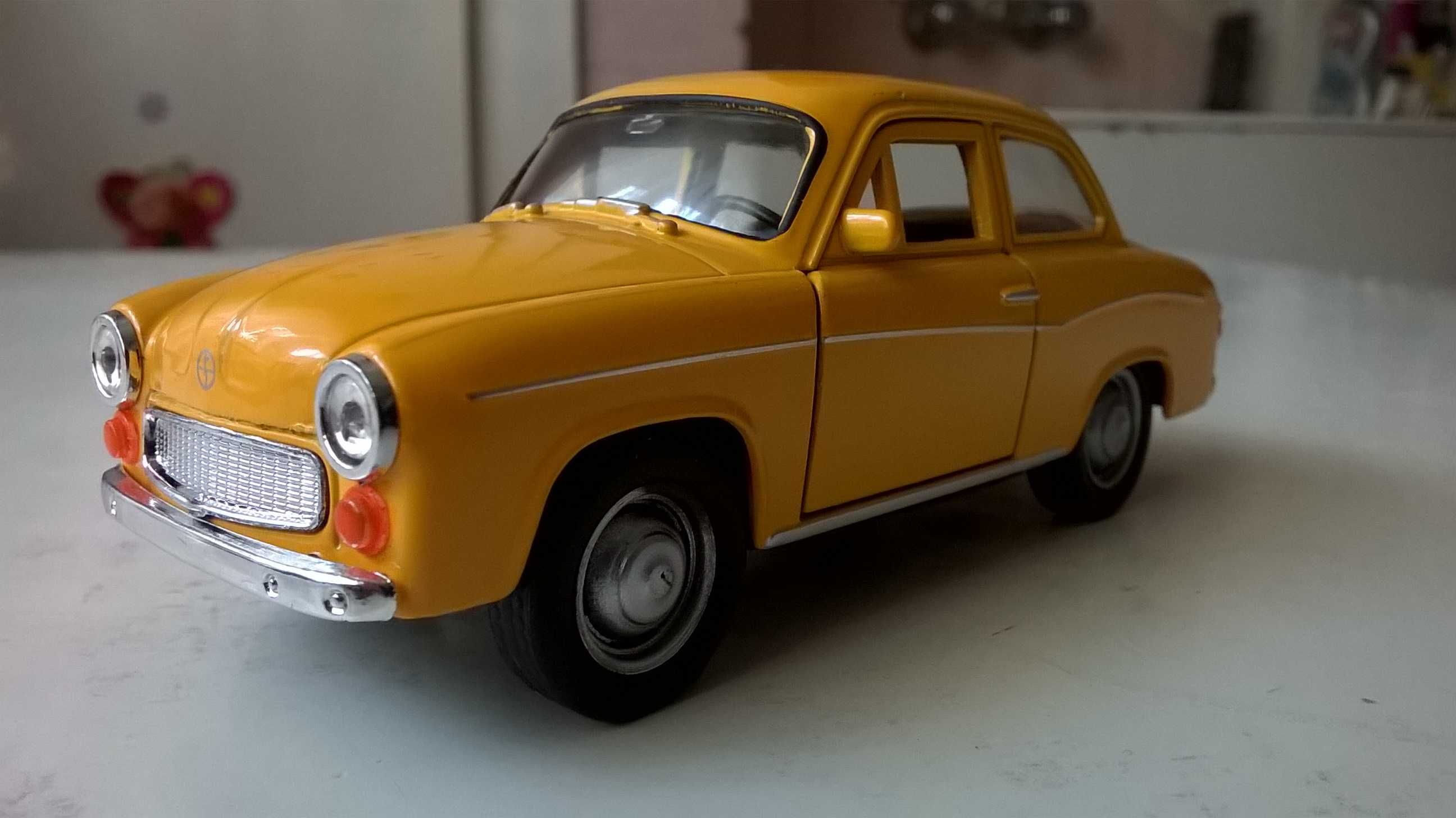 SYRENA 105 - model wersja sedan; skala 1:43; model metalowo-plastikowy