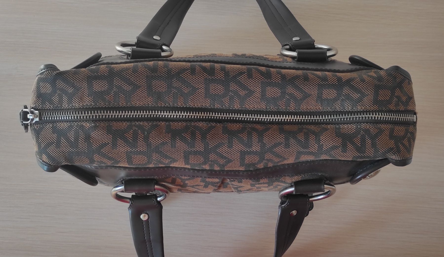 Стильная классическая сумочка с монограммой DKNY. Monogram