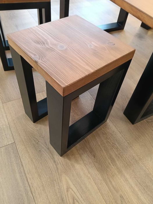 Mesa de centro com 4 bancos – Preto Acetinado e Cor Teca