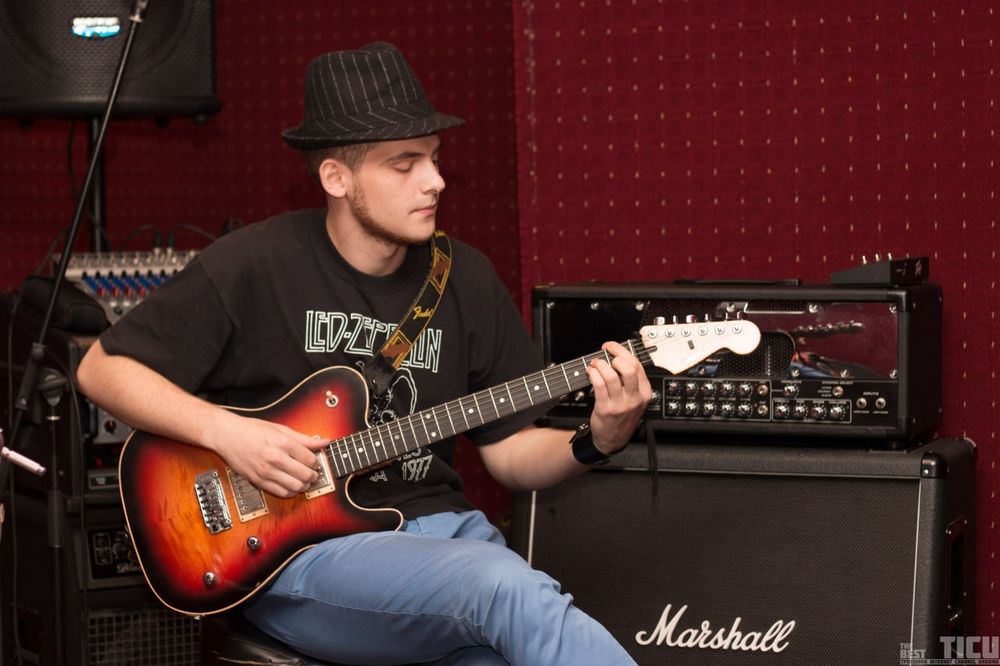 Уроки гітари на студії звукозапису.