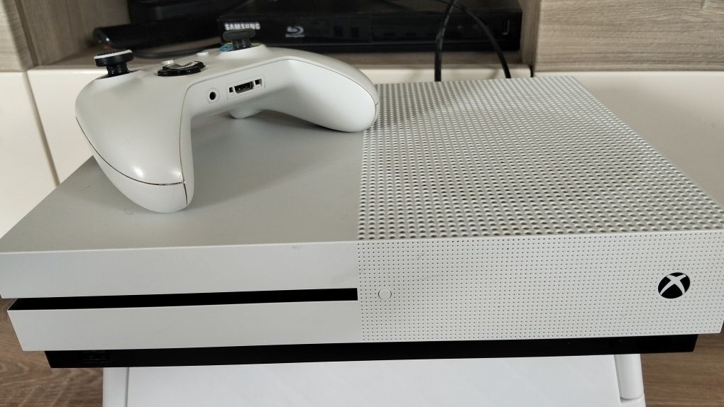 Xbox one S 1tb + pad+ gra FIFA 19