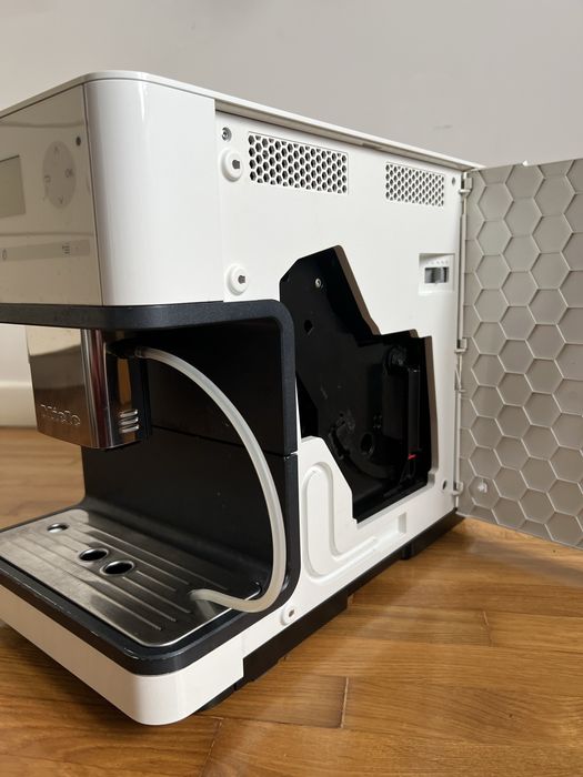 Кавова машина автоматична Miele CM 6300