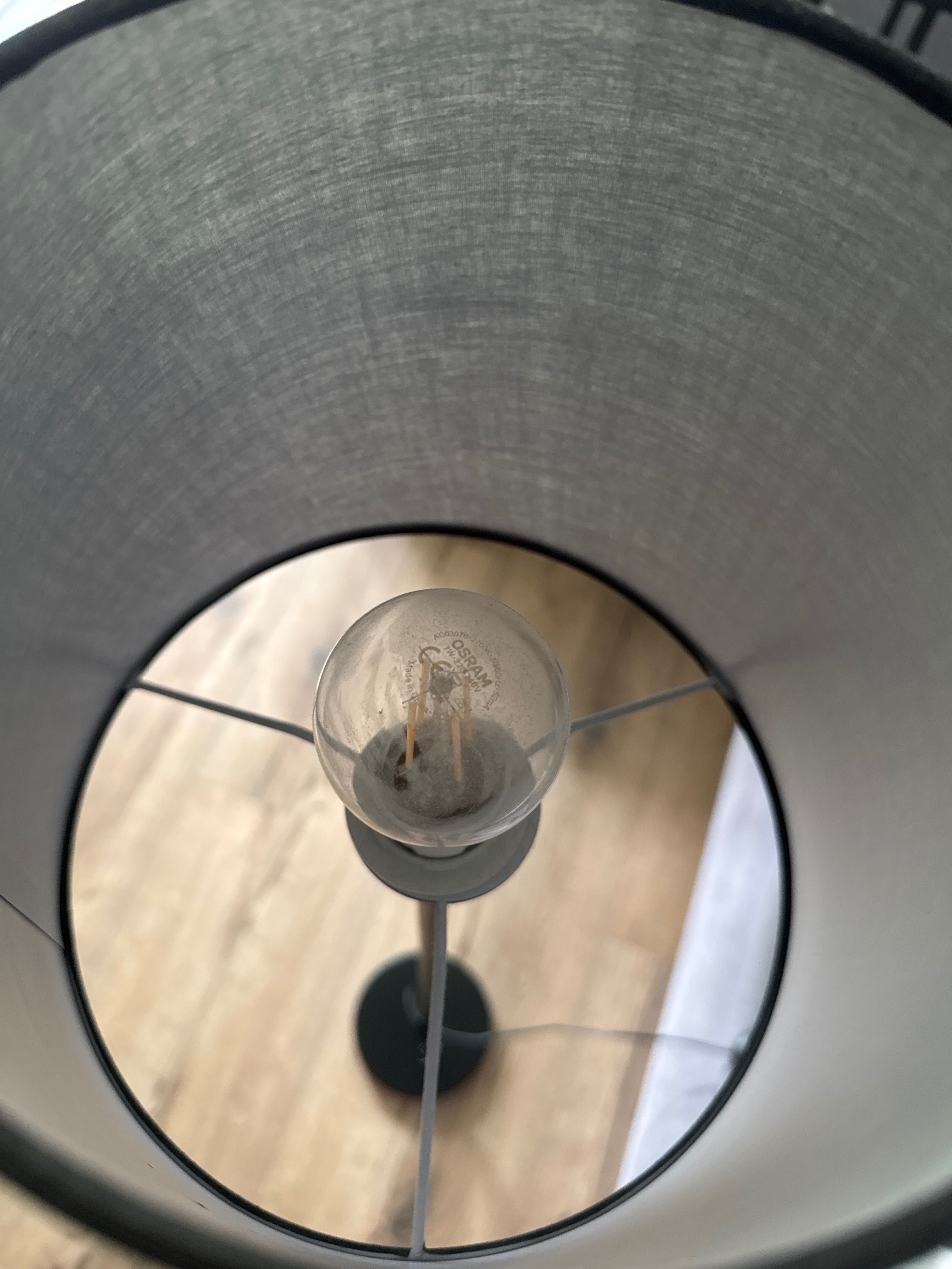 Lampa stojąca czarna z kloszem