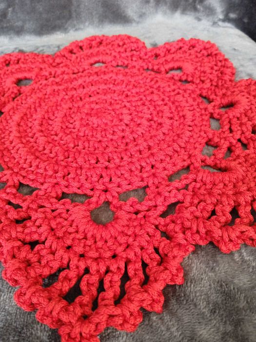 Czerwona serwetka na szydełku