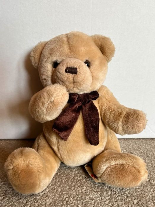 Miś pluszowy Keel Toys z kokardą – klasyczny, kolekcjonerski