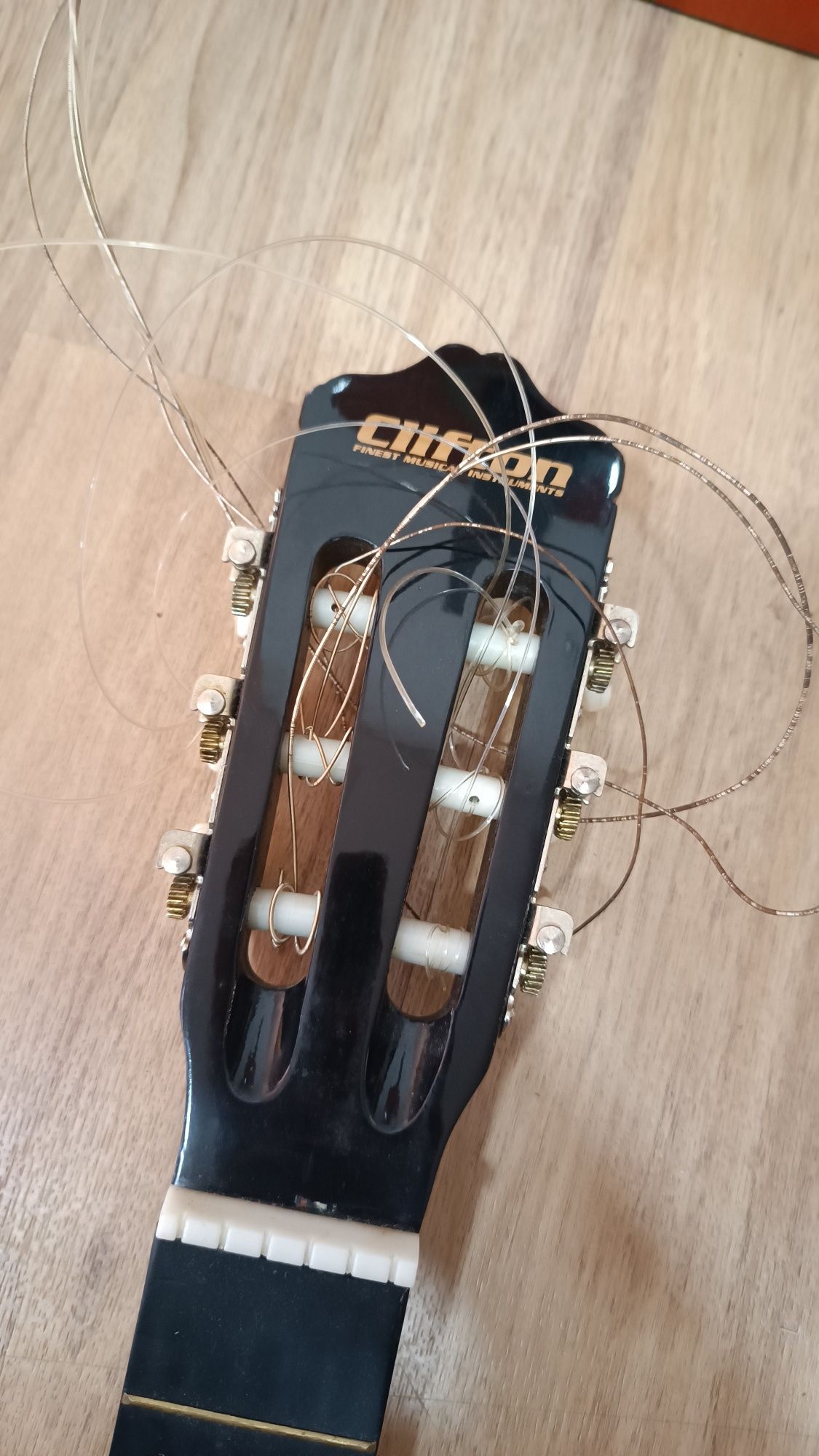 Guitarra partida