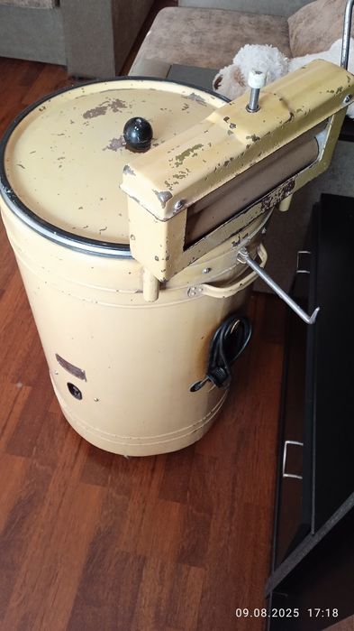 Стиральная машинка ВОЛГА. С ручным выжимом. Стирает хорошо.