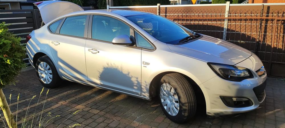 Opel Astra Opel Astra j 1.4 turbo niski przebieg