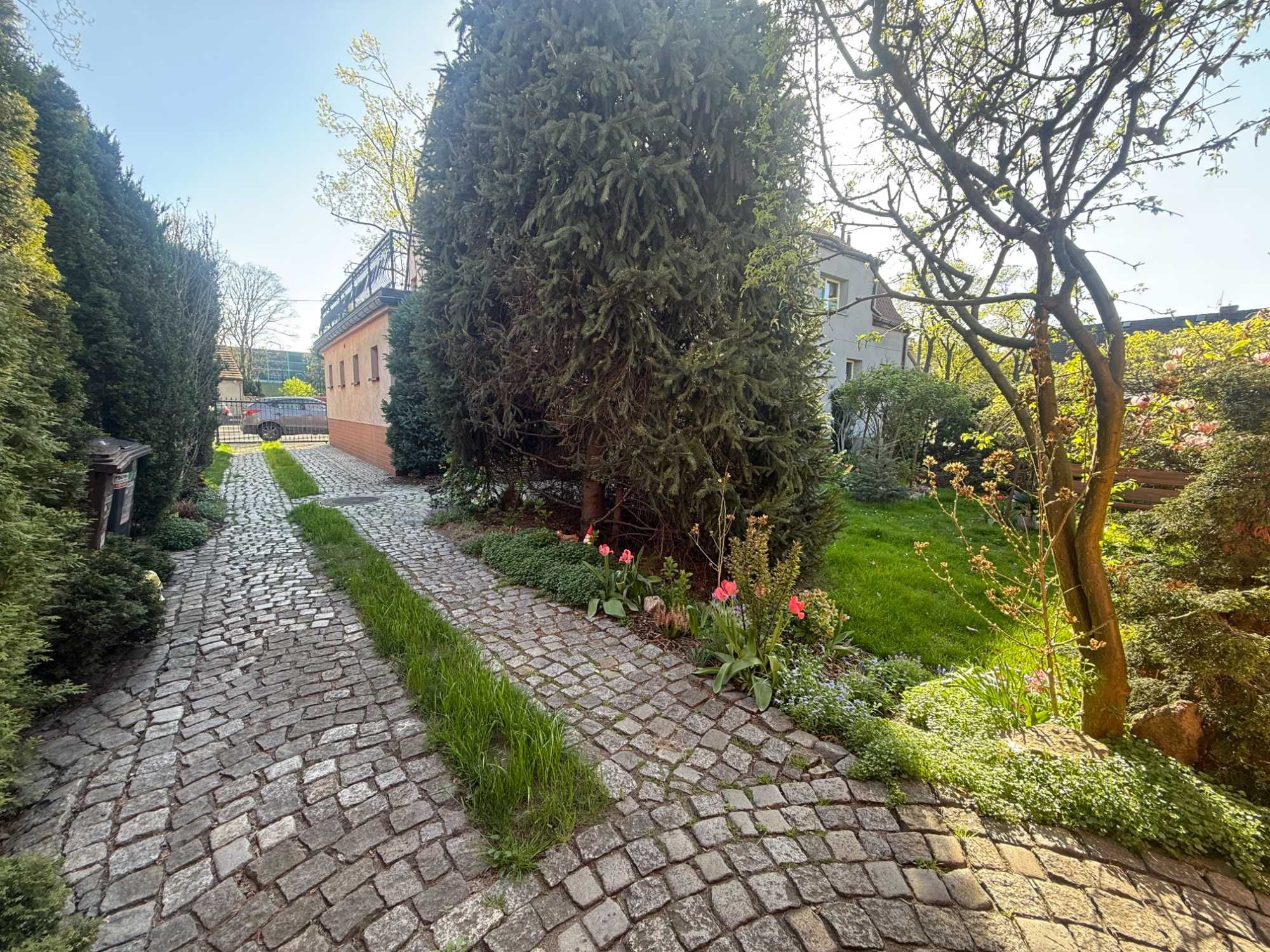 Gotowy do zamieszkania dom z ogrodem i garażem – blisko DTŚ!