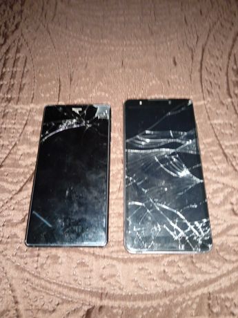 Dois telemóveis danificados