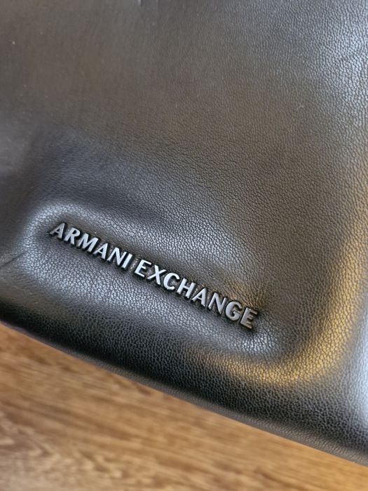 Czarna torebka Armani Exchange mieści A4