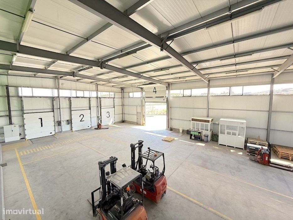 Armazém com excelentes áreas, bons acessos, zona A-dos-Cunhados