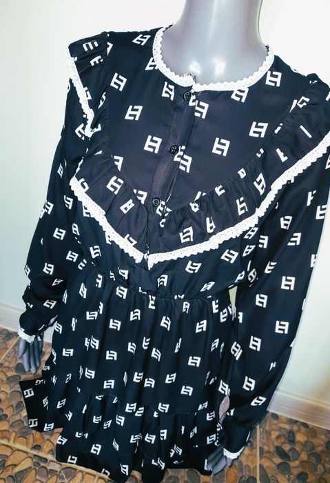 Czarna tiulowa sukienka żabot falbanki