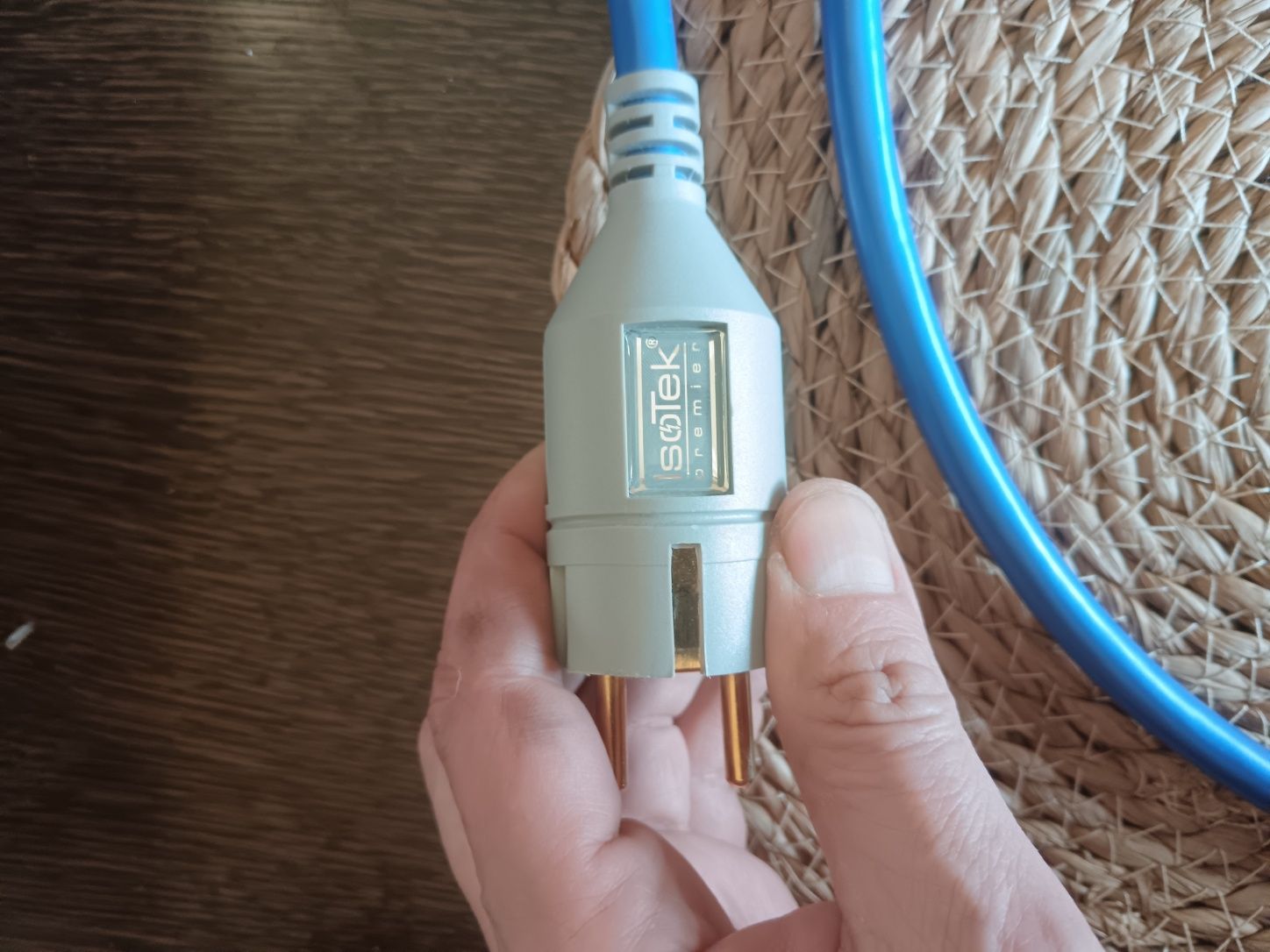 Продам сетевой кабель Isotek Premier