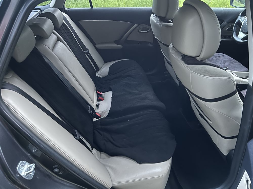 Toyota Avensis 2015 року