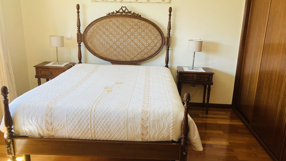 Cama, duas mesas de cabeceira e comoda de madeira vintage