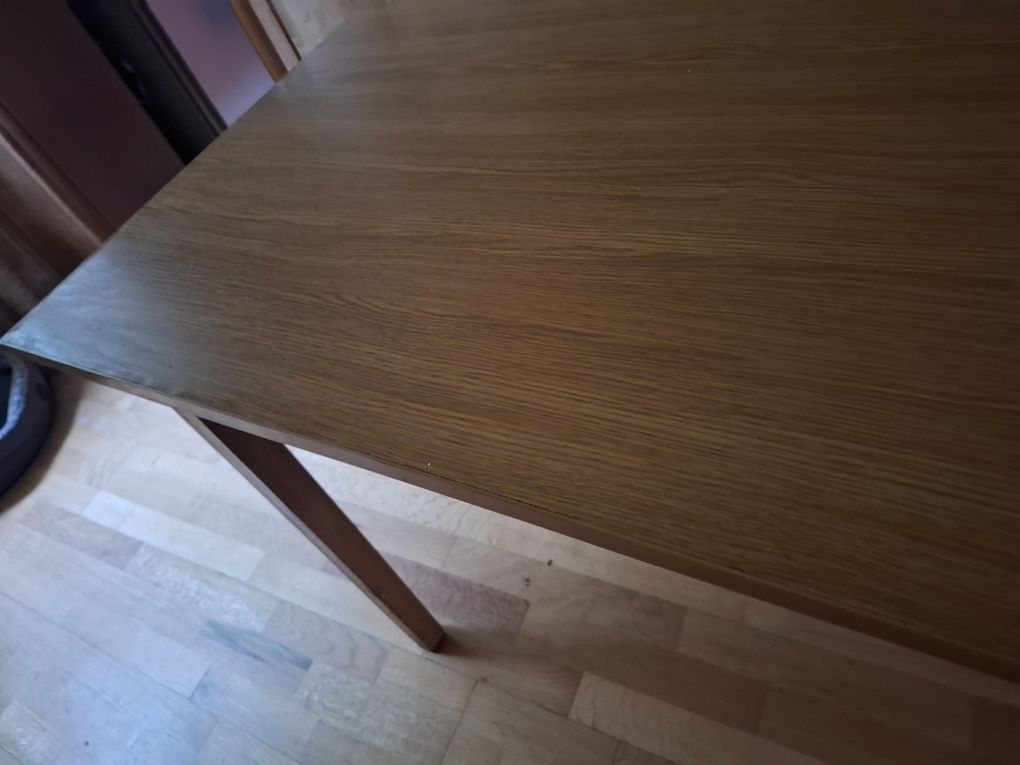 Stół laminowany i dwa taborety z litego drewna bukowego