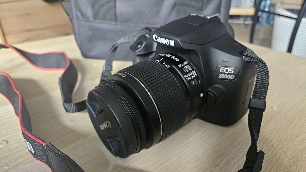 Canon EOS 2000D Aparat fotograficzny Obiektyw EFS 18mm-55mm f3.6-f5.6
