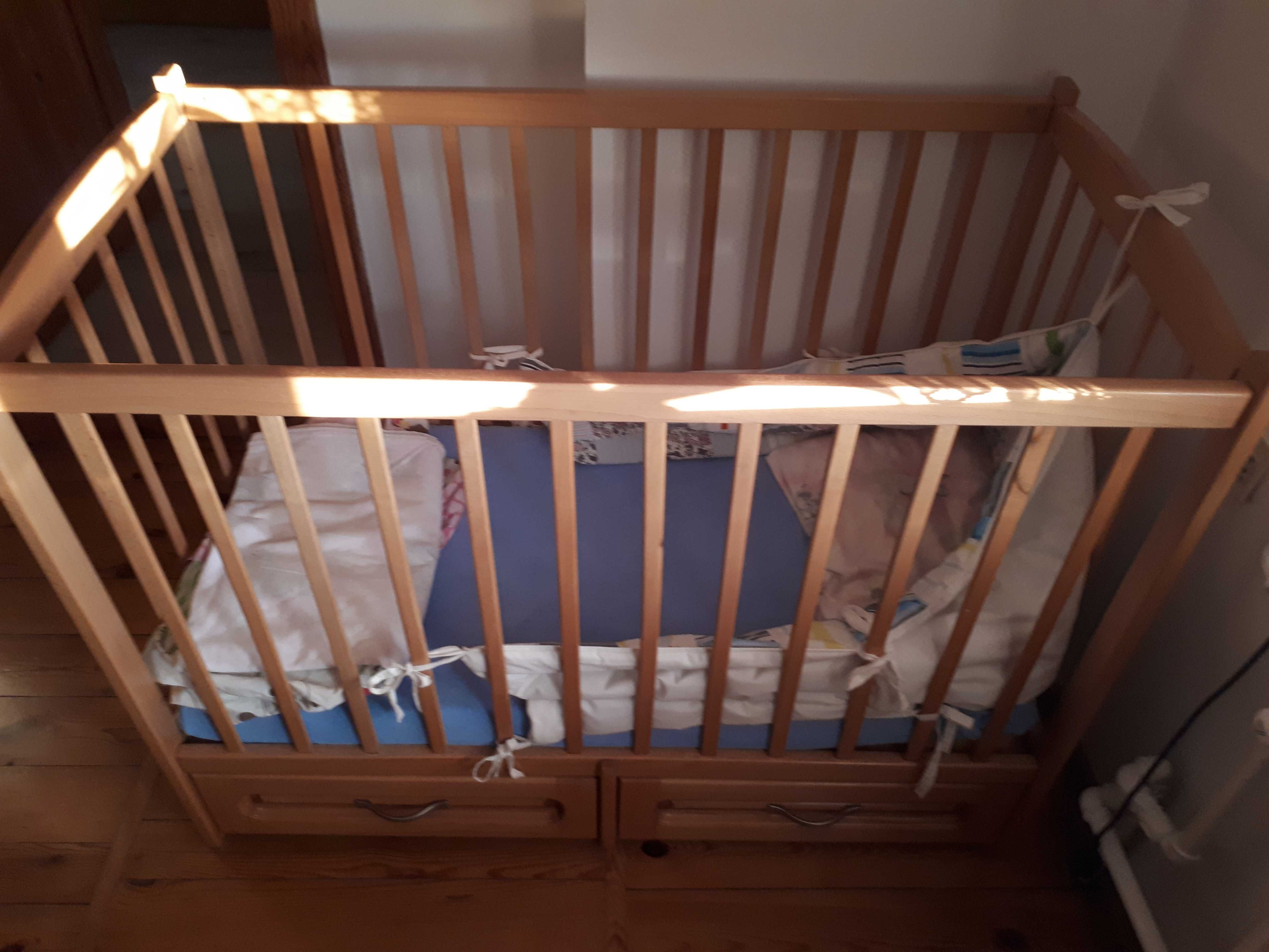 Dziecięce łóżeczko drewniane