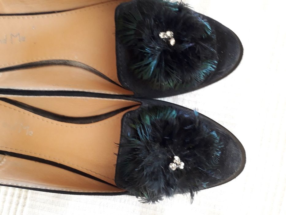 Sapatos pretos com aplicação