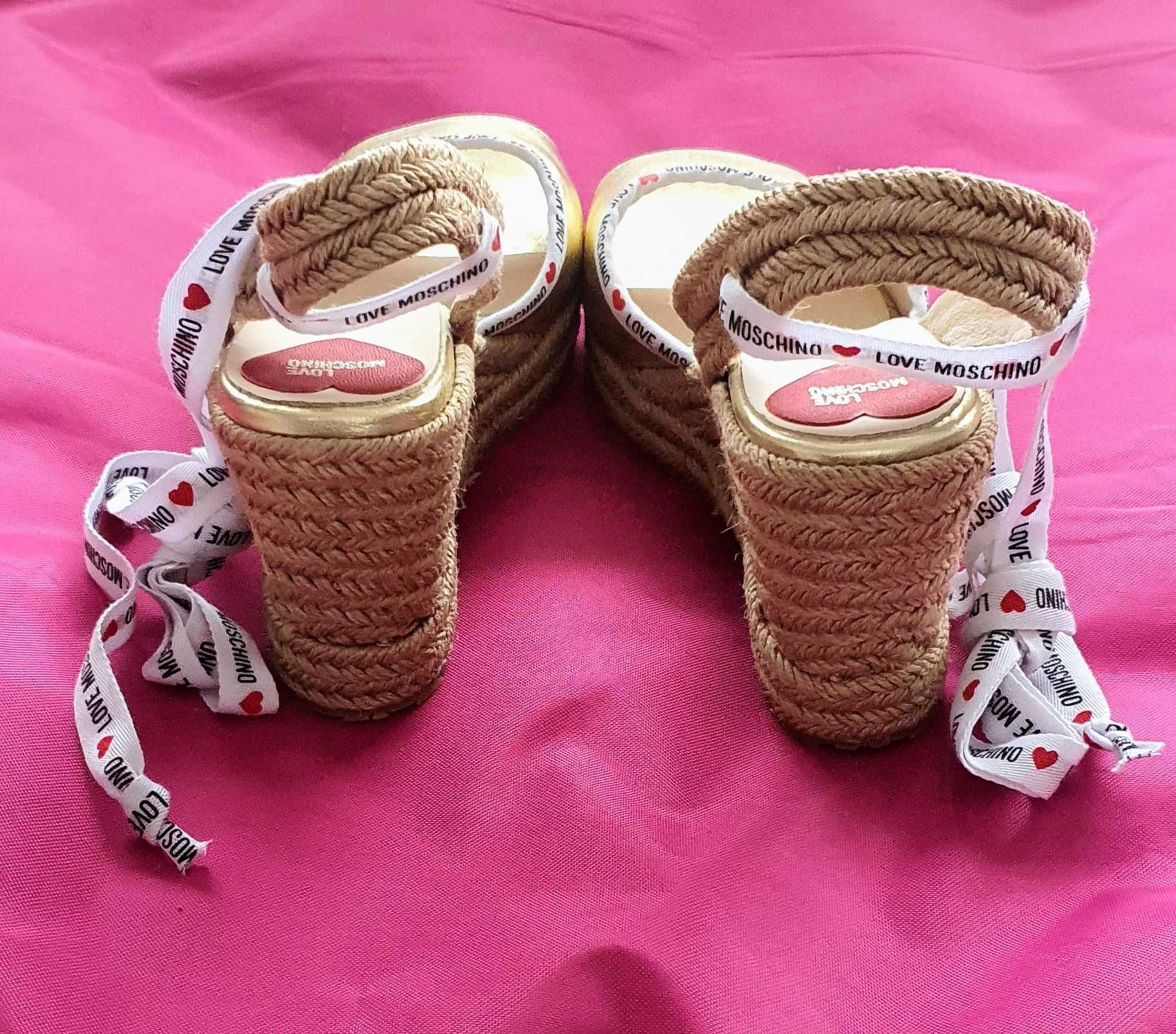 Love Moschino złote sandały espadryle koturny wstążki skóra gold