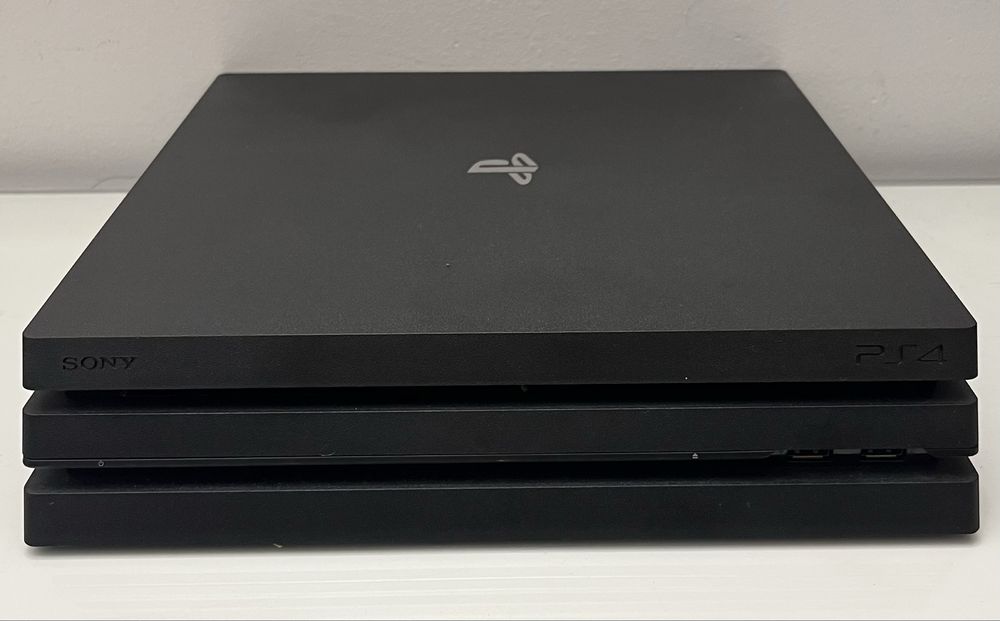 PlayStation 4 PRO + Comando