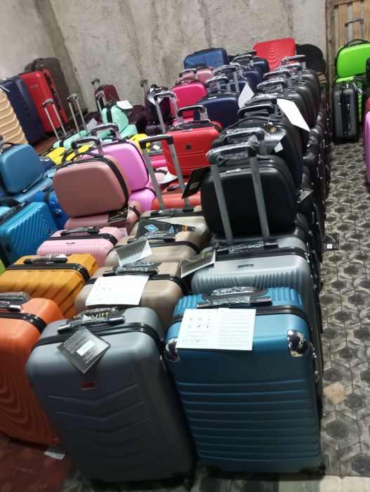 Walizka średnia xl z abs na 4 kołach podróżna