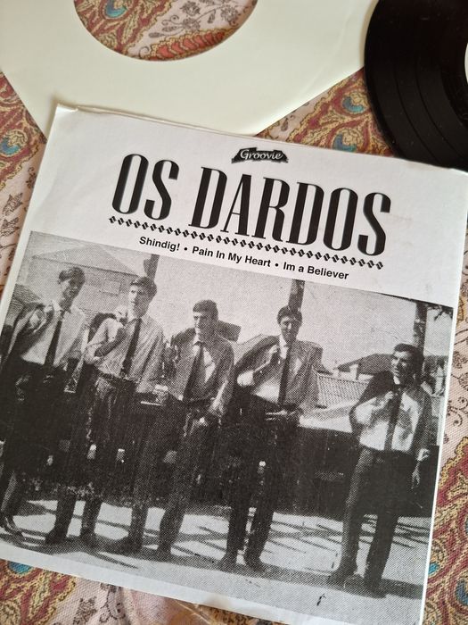 Vinil single com temas de Os Tubarões e Os Dardos