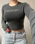Szary crop top z nadrukiem motyla