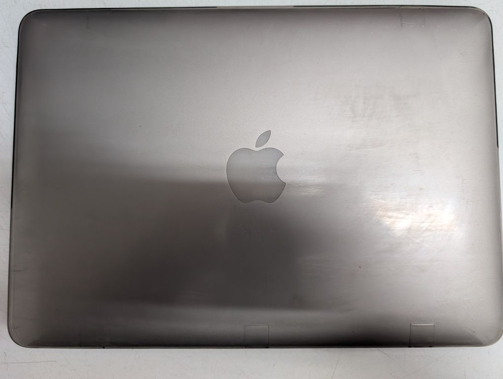 Vendo MacBook Pro 2015 em bom estado + capa de proteção+ sleeve.