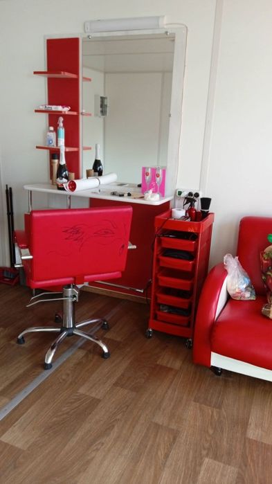 Меблі для перукарні, у використанні півроку