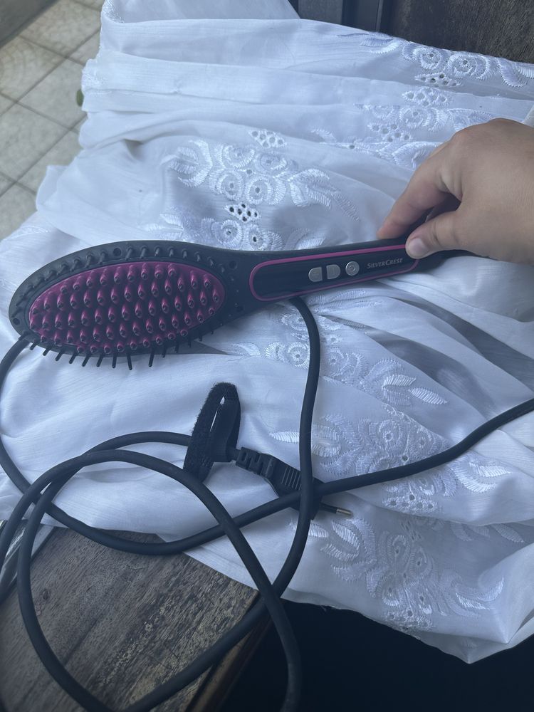 Escova de alisar e pentiar o cabelo