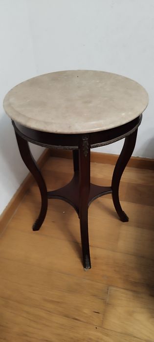 Mesa com tampo em mármore.