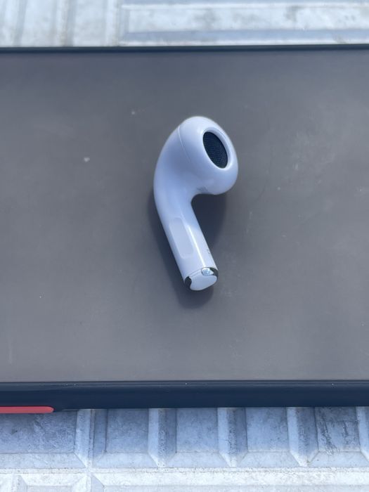 Подам AirPods 3 правий Оригінал все працює добре без кейсу