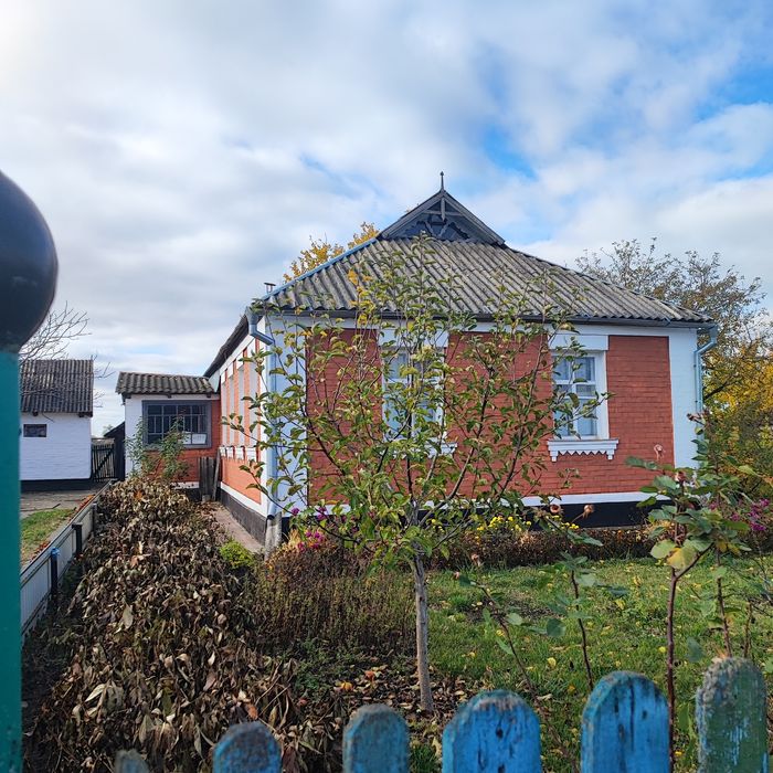 Продам будинок в селі Савинці Білоцерківського району.