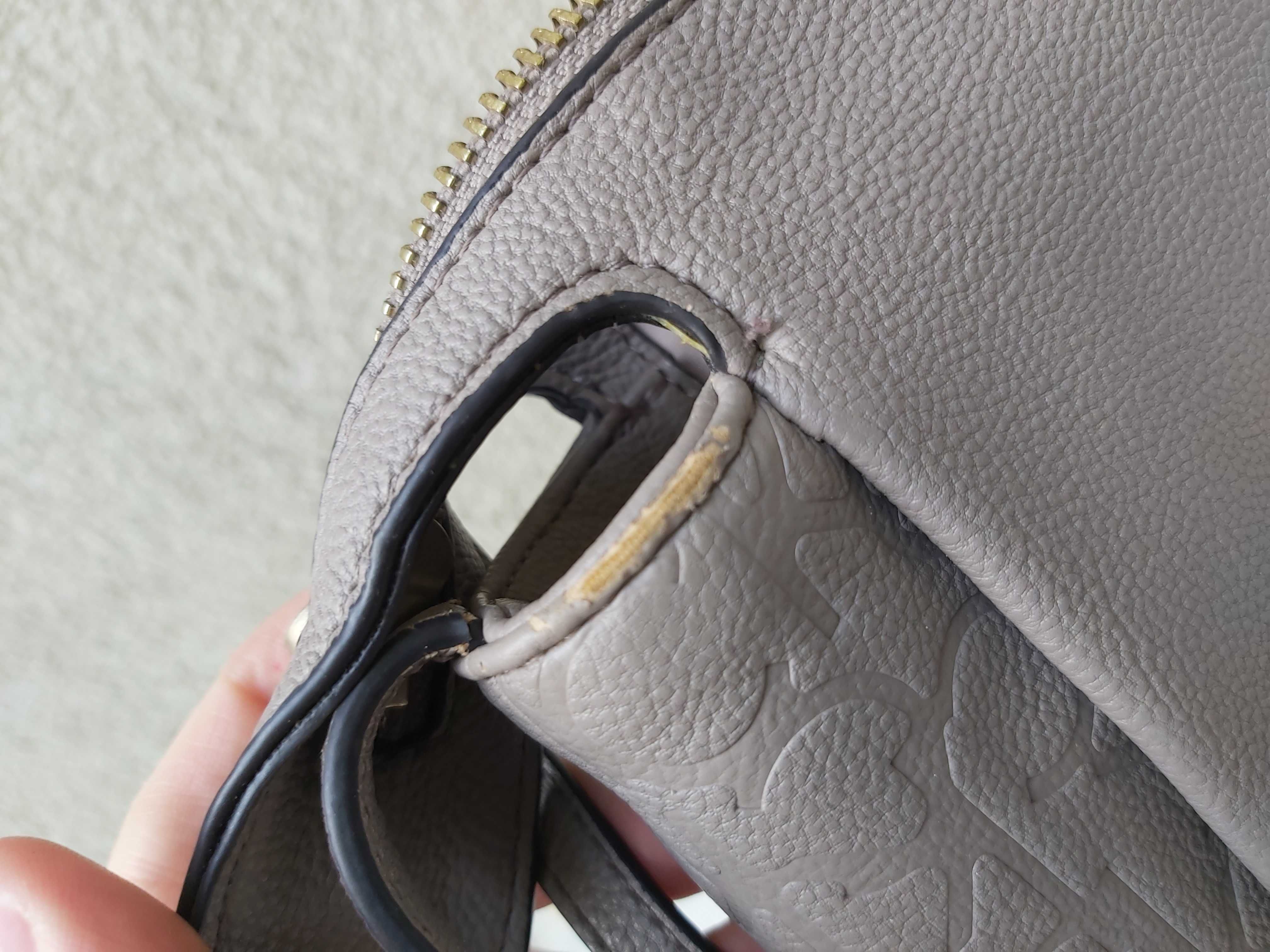 Używana torebka Calvin Klein beżowa listonoszka wada a210
