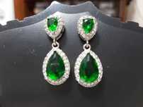 Brincos Prateados com zircônia verde esmeralda