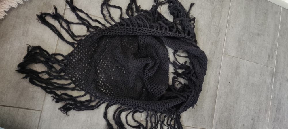 Czarna chusta damska.