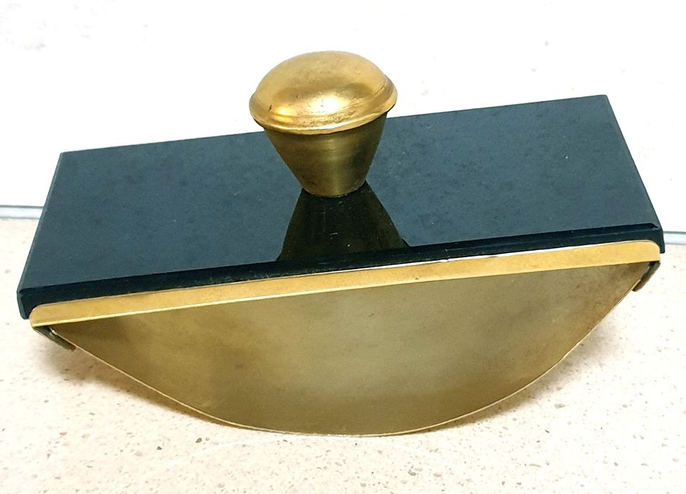 Antigo Mata Borrão em latão e vidro preto