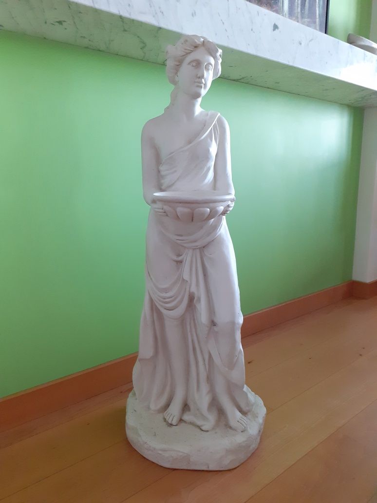 Rzeźba grecka, odlew z gipsu, piękna nimfa, szczegółowa, biała
