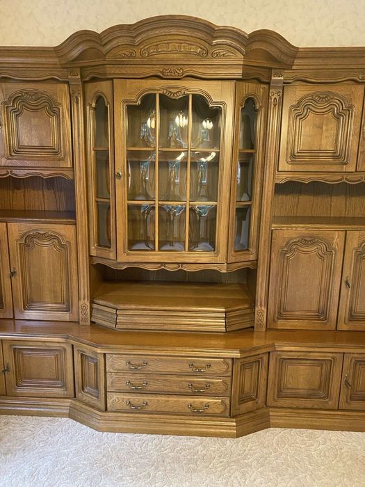 Дубова стінка у вітальню