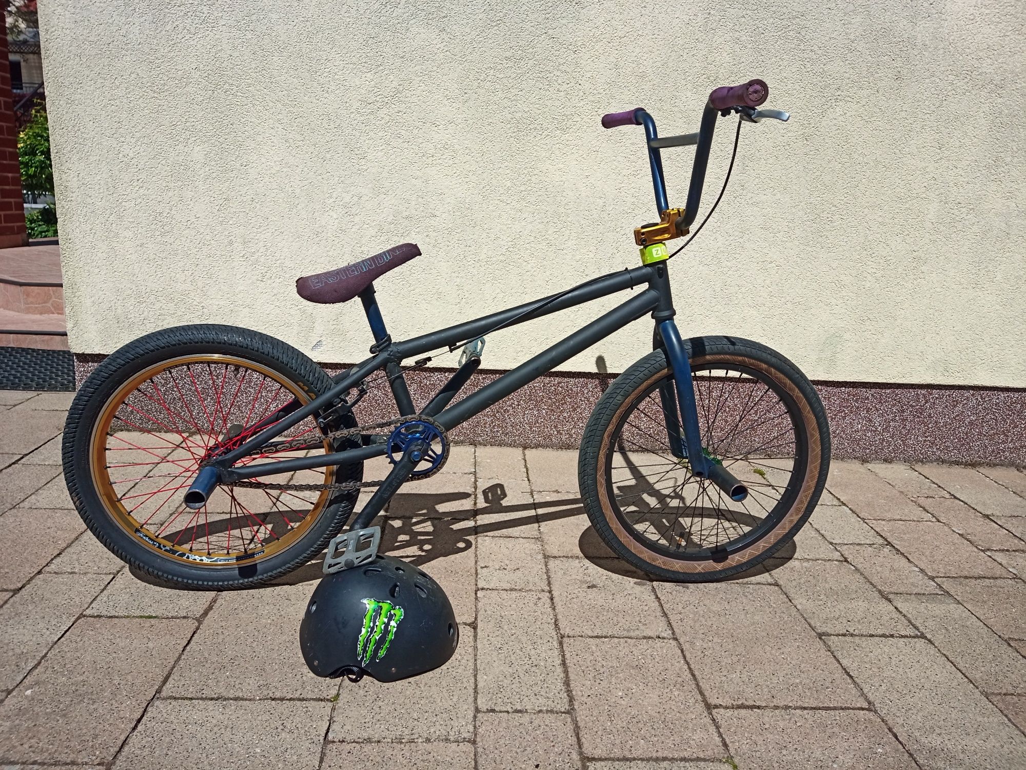 Rower BMX z kaskiem