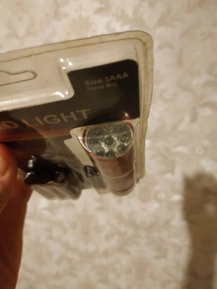 Новый запечатанный фонарик.
Металл, светодиоды, удобная кнопка, темляк