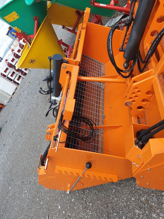 Solidna posypywarka samozaładowcza piaskarka solarka do piachu soli