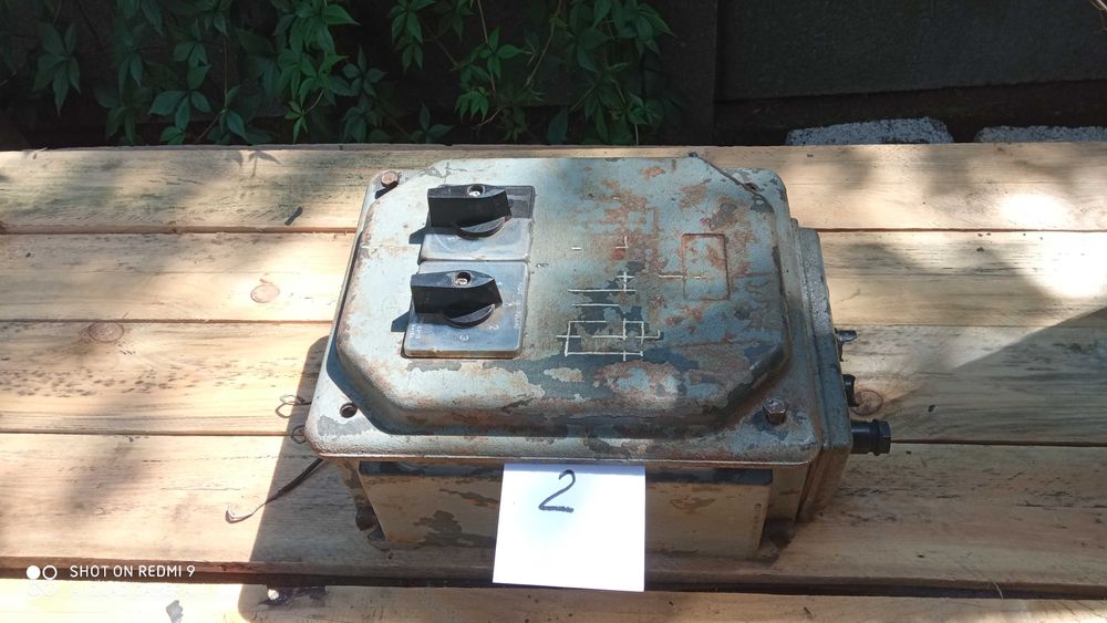 Stare skrzynki rozdzielni elektrycznej.