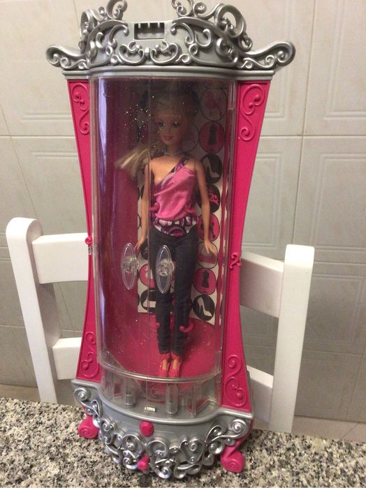 Boneca Barbie de 2009 em caixa com 46 cms de altura ,não saiu da caixa