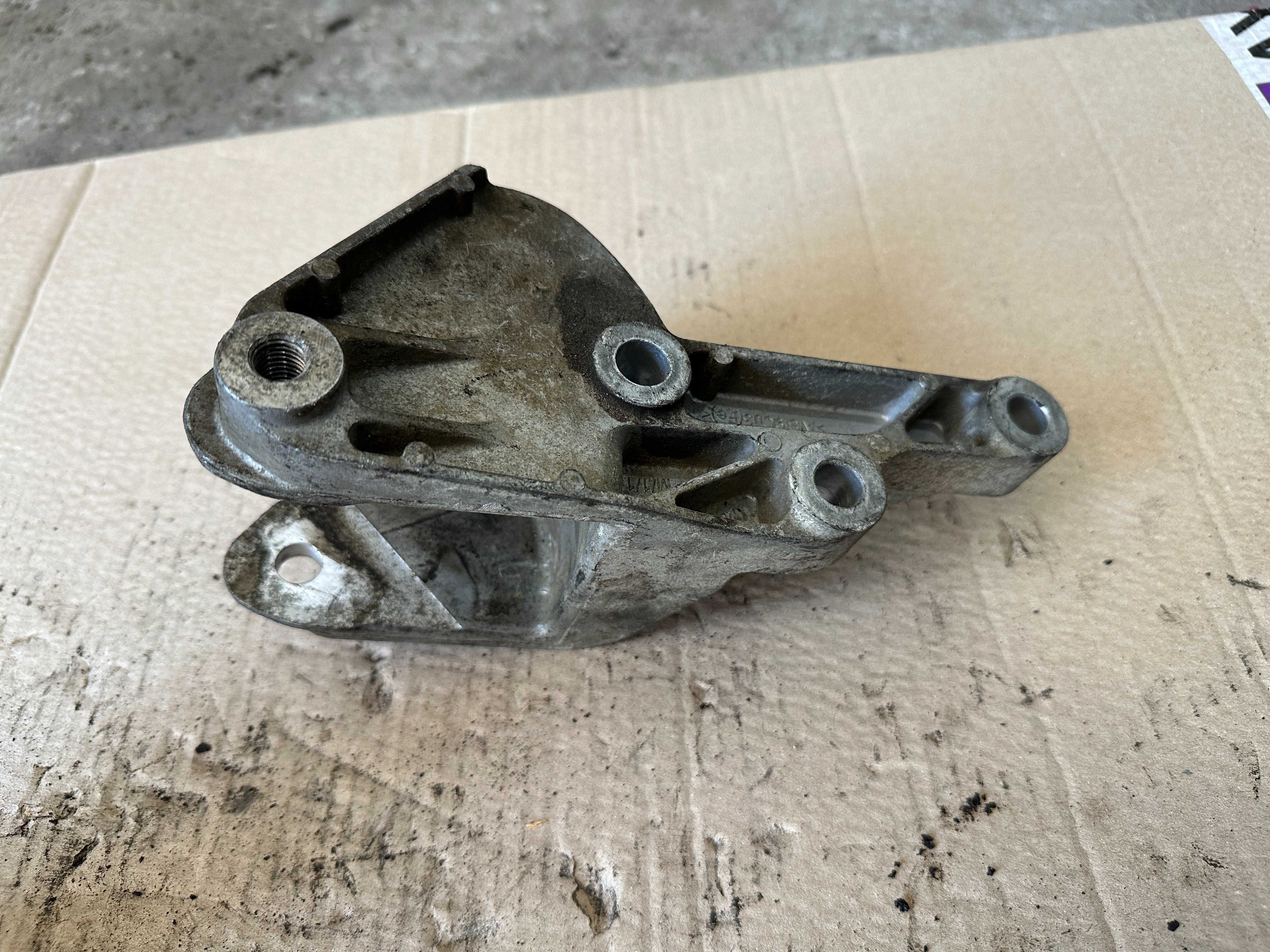 Кронштейн кпп  opel astra  j опель астра j 13248661