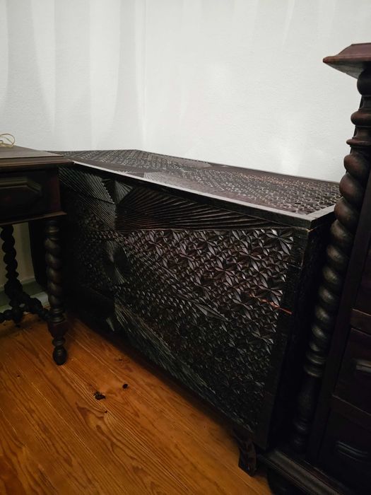 Baú antigo totalmente entalhado à mão em madeira maciça