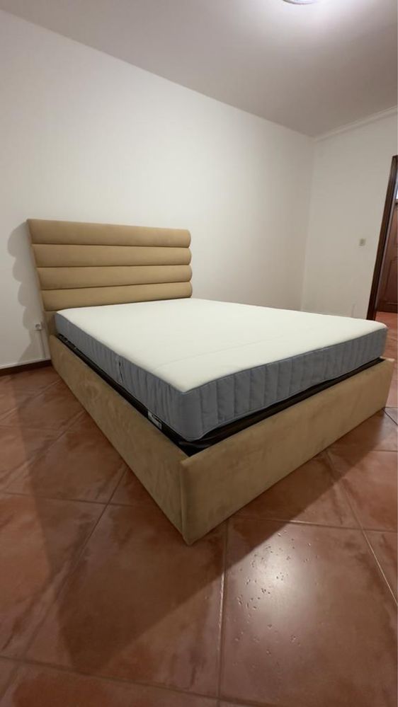 Cama com estrado elevatório.